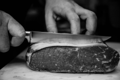 Metzger Meino. Der Küchenchef bei der Fleischzubereitung